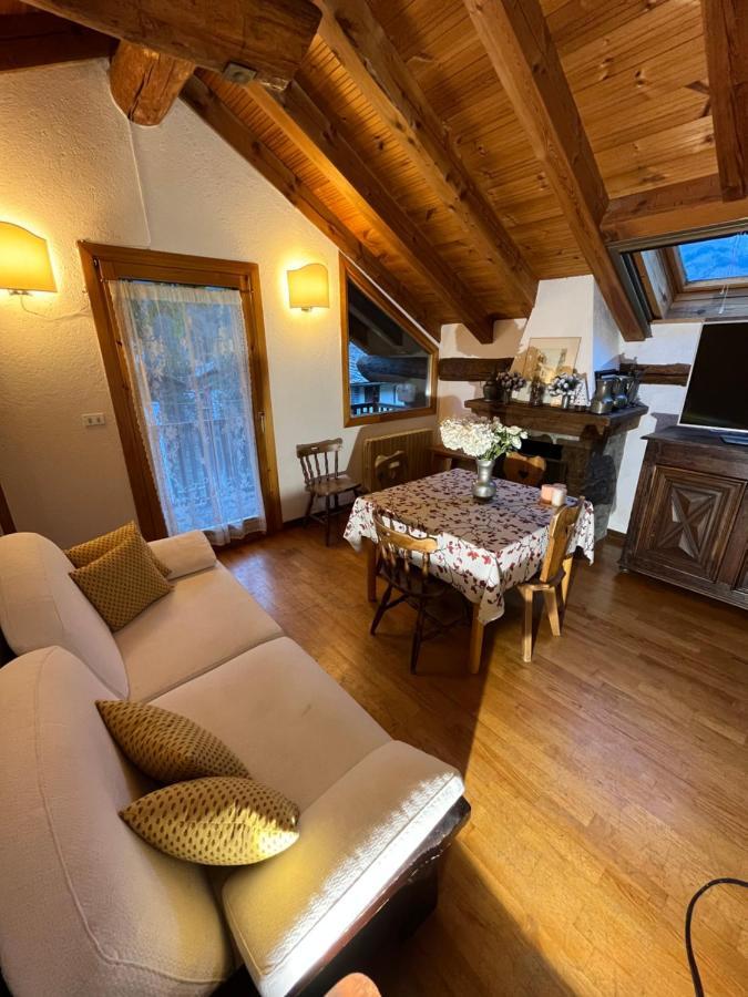 Chalet Blanc "La Mansarda" Courmayeur Bagian luar foto