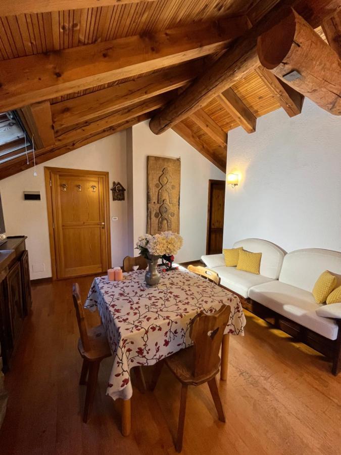 Chalet Blanc "La Mansarda" Courmayeur Bagian luar foto